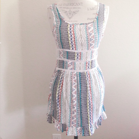 Boutique Dresses & Skirts - NWOT "Good Vibes" geometric ruffle-hem dress